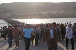 Profughi-siriani-fuggono-dai-criminali-dellIsis-finanziati-e-armati-da-Usa-Arabia-Saudita-Qatar-e-Israele-300x200