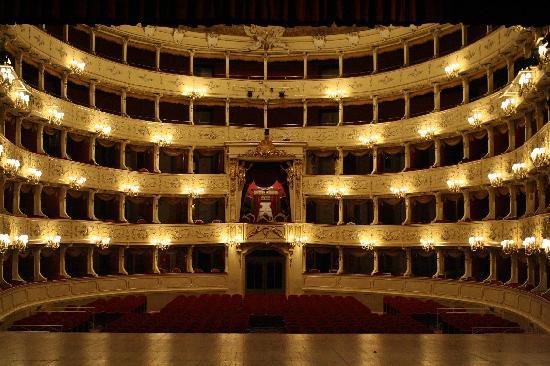 l-interno-del-teatro