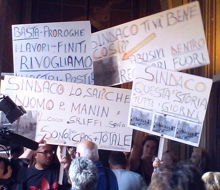 protesta bancarellai in cons com copia