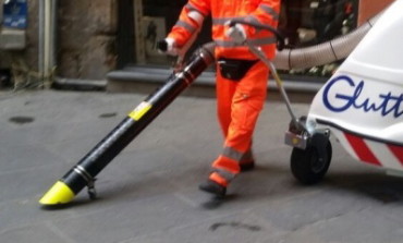 Pulizie di Capodanno nel centro storico, dopo la festa.