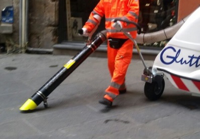 Pulizie di Capodanno nel centro storico, dopo la festa.