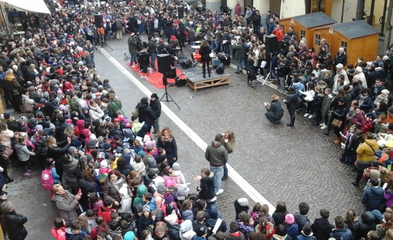 A Cascina mille bambini hanno cantato per la pace