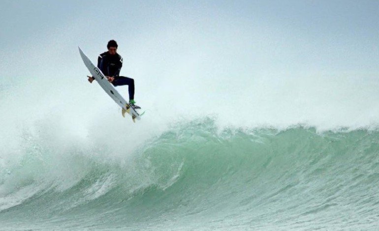 Surfisti in gara a Tirrenia per ricordare Davide Turini