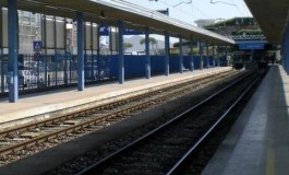 Siede vicino binari, treno lo investe
