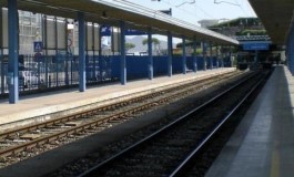 Siede vicino binari, treno lo investe