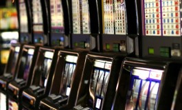 Lascia la figlioletta in auto e va al bar, arrestato