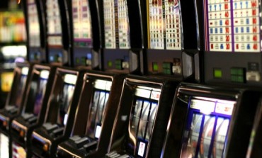Lascia la figlioletta in auto e va al bar, arrestato
