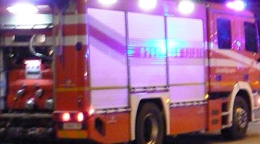 Incendio nella notte, due persone ferite