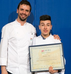 In foto Lorenzo mentre riceve il diploma di cuoco professionista.