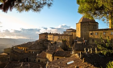 Turisti stranieri in calo per Pisa, Lucca e Livorno. Sul tema un convegno a Volterra