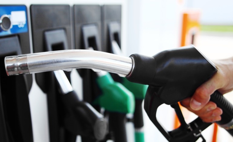 Perché il petrolio costa poco e il carburante no?