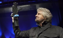 I robot pisani sul palco di Beppe Grillo