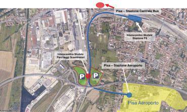 Nel parcheggio scambiatore i bus che collegano l’aeroporto di Pisa a Firenze