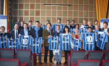 "Sotto la maglia batte un cuore", consegna ufficiale in Comune alle Associazioni delle maglie dell'Ac Pisa 1909