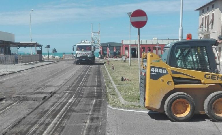 Marina di Pisa: iniziata la riasfaltatura di via Arnino