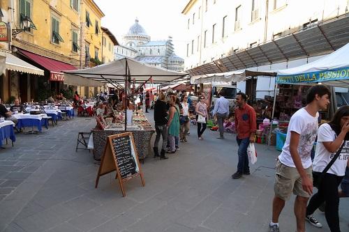 La fiera di San Ranieri nella nuova via Santa Maria