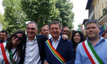 Il sindaco Filippeschi al Toscana Pride con la fascia arcobaleno