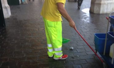 Pisa, intervento di pulizia davanti al loggiato della Stazione per rifiuti lasciati al suolo