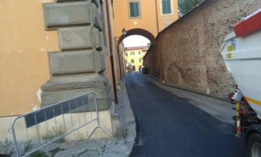 Pisa, operai in azione per rifare le strade in zona Santa Maria