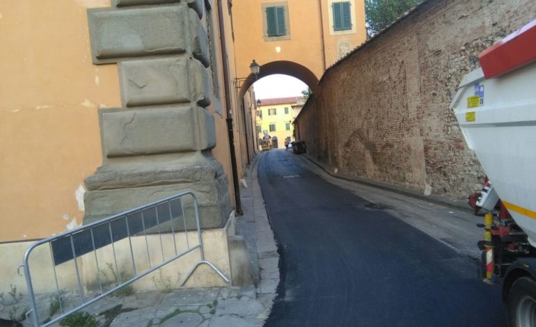 Pisa, operai in azione per rifare le strade in zona Santa Maria