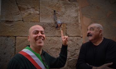 L’artista francese Michel Pozzetto dona al comune di Vicopisano i volti d’argilla che “sorveglieranno” il cammino verso la Rocca