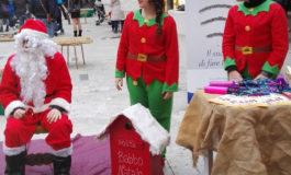 Babbo Natale arriva a Tirrenia e dona i regali ai bambini