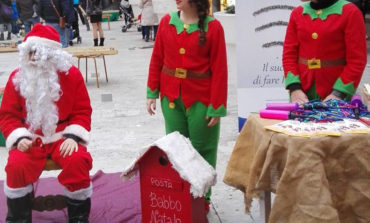 Babbo Natale arriva a Tirrenia e dona i regali ai bambini