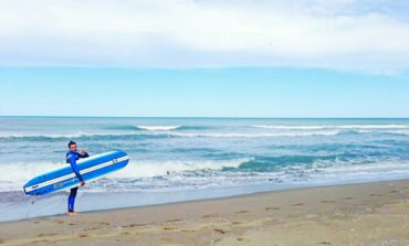 Tirrenia, è già estate in spiaggia con l’adaptive surf dell’associazione Happy Wheels.
