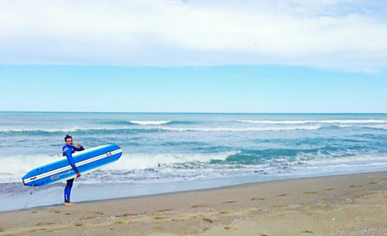 Tirrenia, è già estate in spiaggia con l’adaptive surf dell’associazione Happy Wheels.