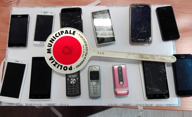 Costringeva minorenni a commettere furti in cambio di droga. Uomo fermato e denunciato. Sequestrati 13 telefoni cellulari e 7 personal computer