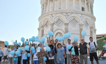 Pisa, per Charlie palloncini blu sotto la Torre