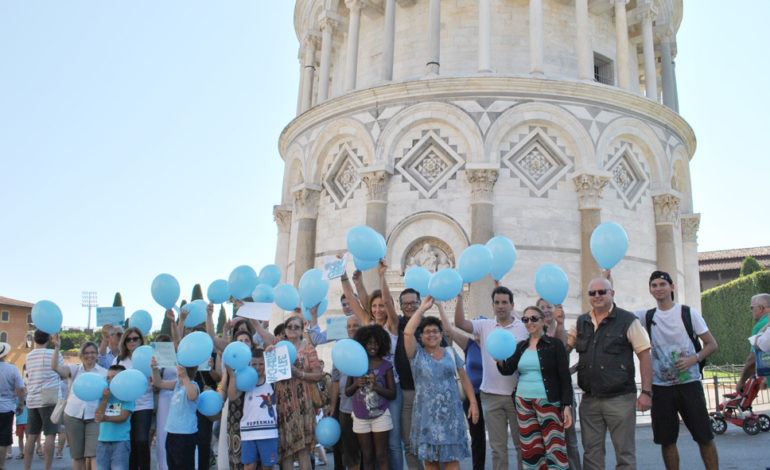 Pisa, per Charlie palloncini blu sotto la Torre