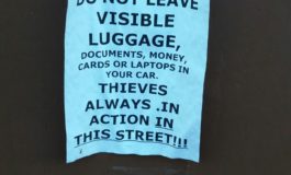 Ladri sempre in azione: un cartello avvisa i turisti