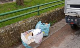 Multe per i rifiuti abbandonati in strada tra Cascina e Fornacette