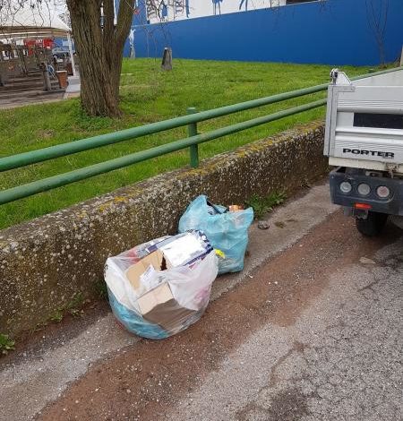 Multe per i rifiuti abbandonati in strada tra Cascina e Fornacette