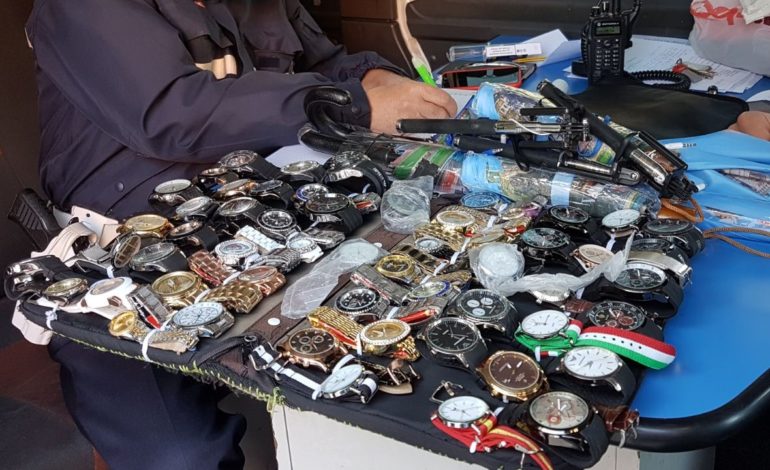 Pisa, lotta al commercio abusivo: 13 sequestri di merce contraffatta