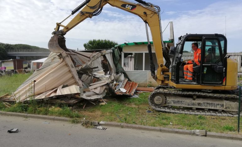 Pisa, abbattuti un container e una baracca rimasti vuoti a Coltano