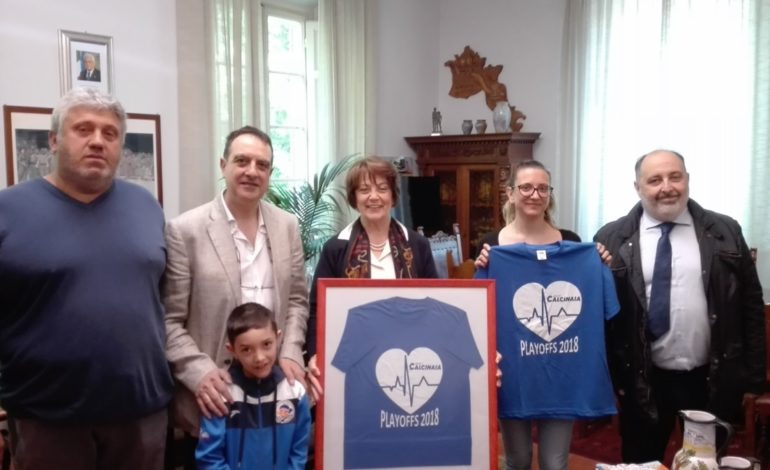 Una delegazione del Basket Calcinaia in visita al Comune