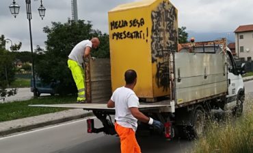 Cascina, rimossi 12 cassonetti per la raccolta degli abiti usati