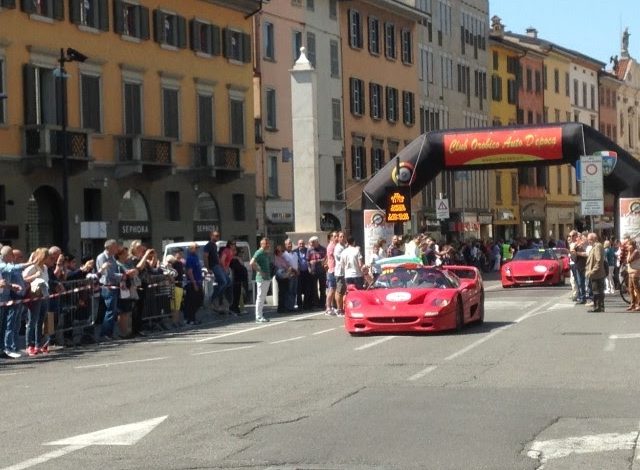 A Pisa la parata delle Ferrari in Piazza dei Cavalieri