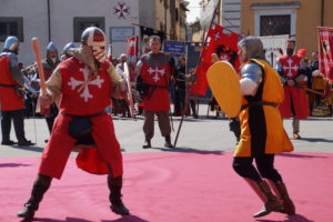 07 Capodanno pisano mazzascudo in piazza Cavalieri