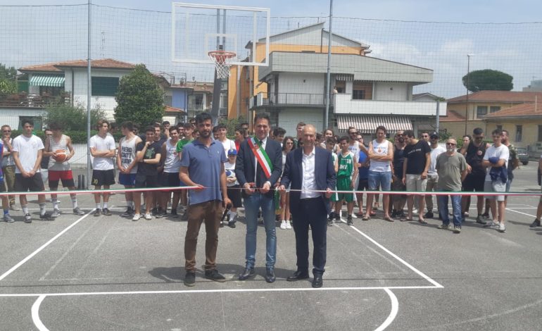 Campo da basket di via Rindi: inaugurati i nuovi canestri in memoria di Marco Rubino