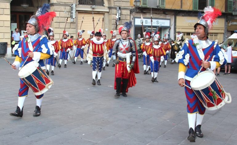 All’Arena Garibaldi rappresentanza dei cortei di Gioco del Ponte e Repubbliche marinare