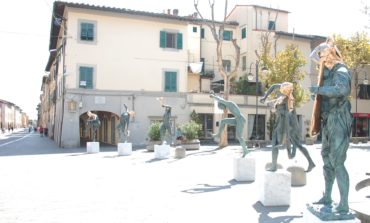 Le sculture di Anna Chromy in piazza dei Caduti a Cascina