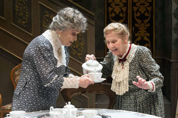 LA CITTA’ DEL TEATRO DI CASCINA presenta ANNA MARIA GUARNIERI e GIULIA LAZZARINI  in ARSENICO E VECCHI MERLETTI