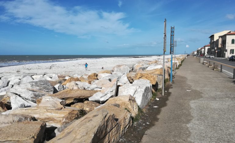 Associazione La città ecologica: “Le spiagge in ghiaia rispondono bene alla mareggiata”