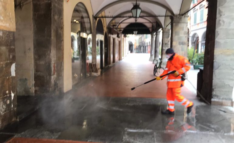 Coronavirus, il Sindaco dispone la chiusura dei parchi pubblici in città, in corso la sanificazione dell’asse pedonale dalla stazione al Duomo