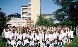 Ultimo giorno di lezione degli studenti di Medicina: foto ricordo nell'anno del Covid-19