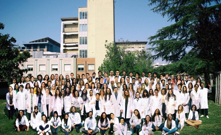 Ultimo giorno di lezione degli studenti di Medicina: foto ricordo nell’anno del Covid-19