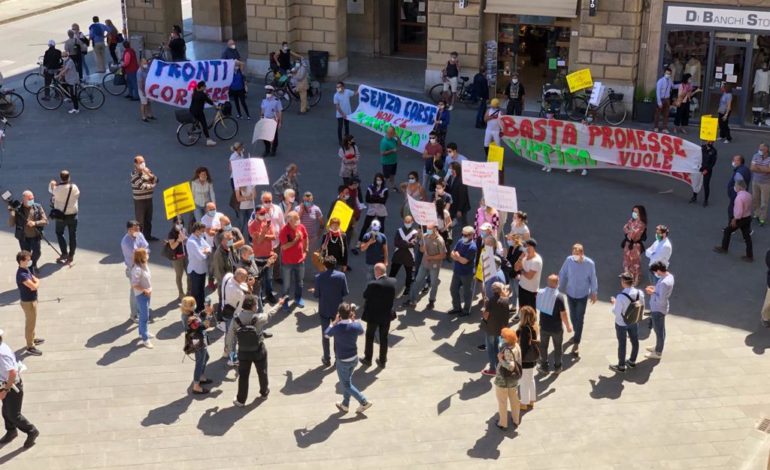 Protesta operatori dell’ippica davanti a Palazzo Gambacorti